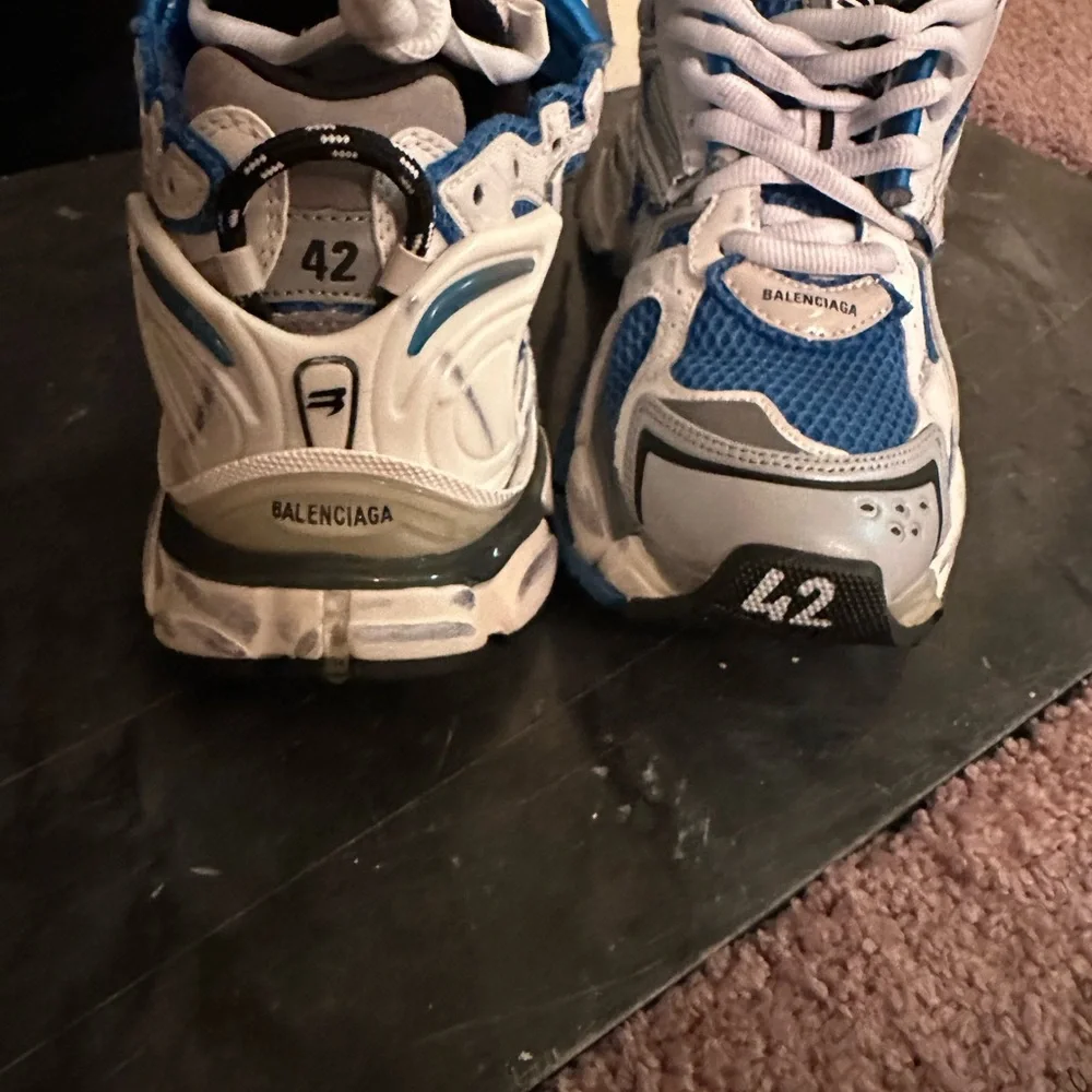 Size Nine - Picture 3 of 3